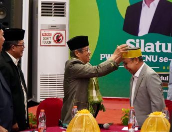 Songkok Guru untuk Gus Rozin, Simbol Penghormatan dan Silaturahmi Antar Ulama